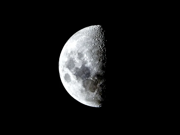  Lua está diminuindo de tamanho e pode experimentar terremotos; compreenda os riscos para as próximas expedições espaciais.